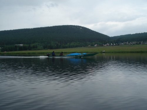 по реке на плоскодонке