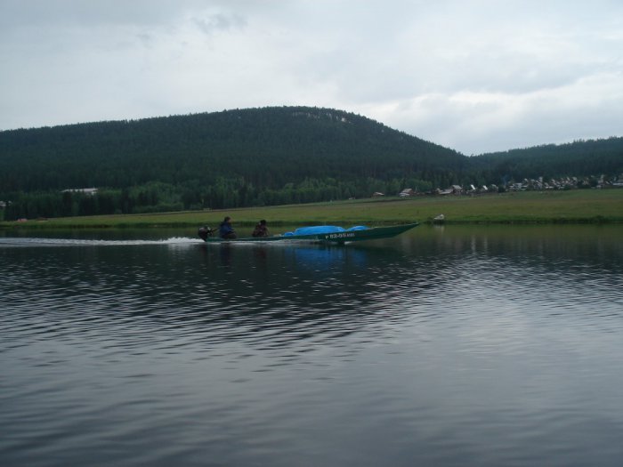 по реке на плоскодонке