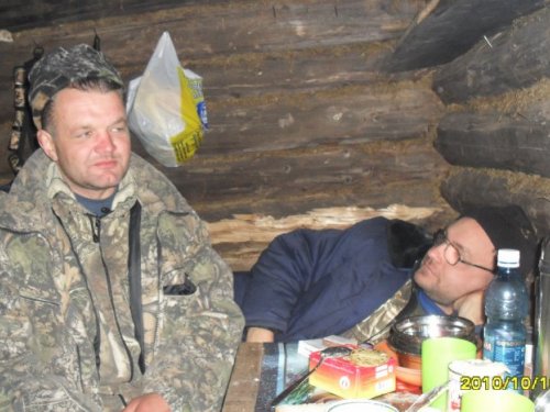 Отдыхаем, ночь, избушка в горах.