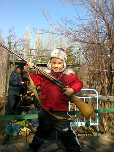 сынок с дедовским ружьем