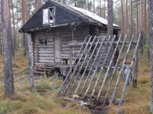 север Чулымского района. Изба около озера Ливинское.
