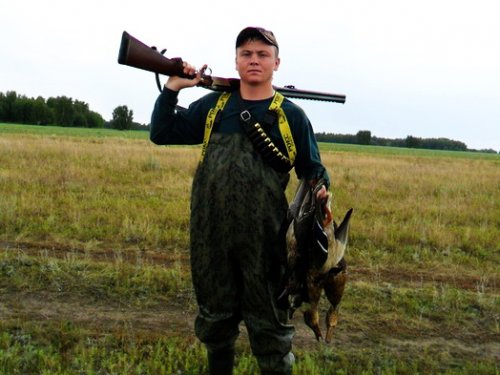 ...полез в грязь за крякашами!)))