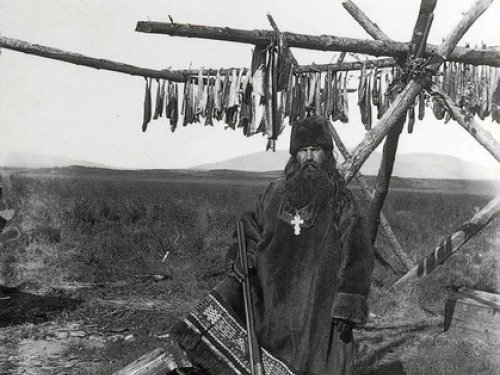 Промысловик у вешала с юколой