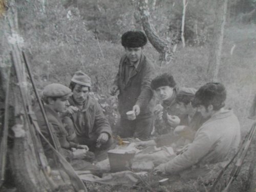 Старое фото. Я в компании друзей на открытие охоты. 1977 год.