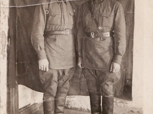 Не охотничья конечно)1943 год)дед справа)