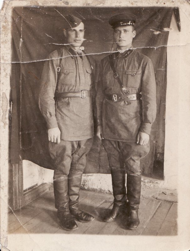 Не охотничья конечно)1943 год)дед справа)
