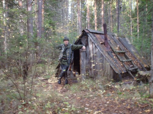 Случайно наткнулся. Внутри большой запас продуктов.