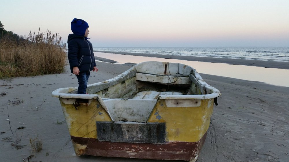 отец где то в море.....