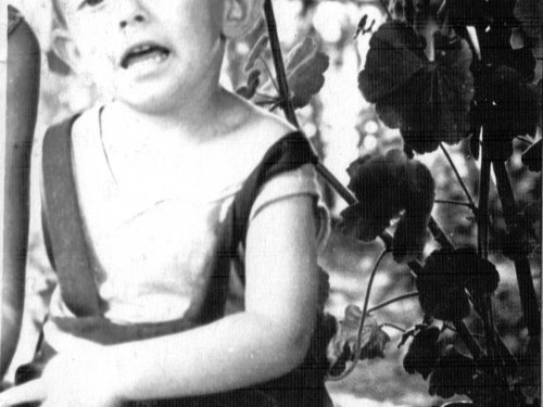 В тюбетейке.