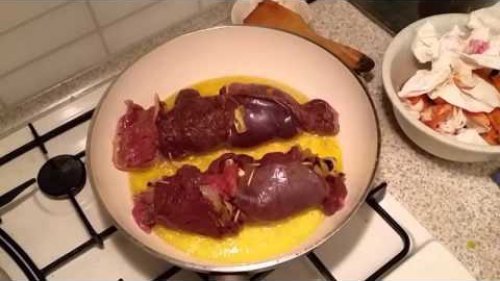 Рулет из филе глухаря с брусничным соусом