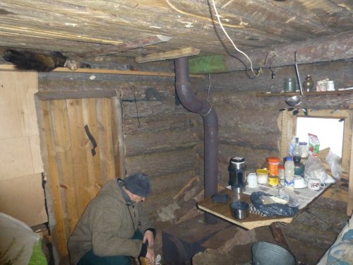В зимовье.