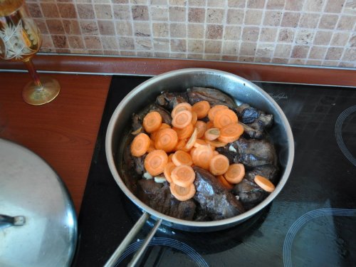 Заяц тушенный в луковом соусе