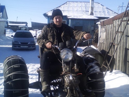 вездеход по снегу идет