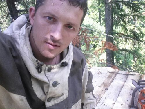 Я прибиваю доски на крыше.