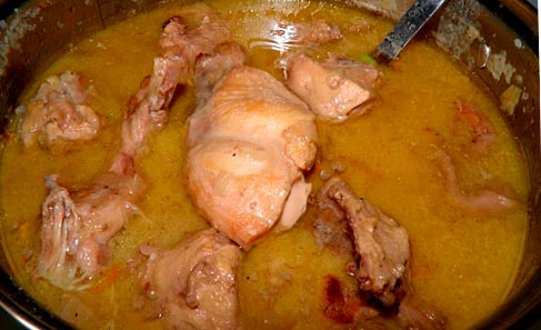 Тушеный в пиве заяц с курагой и корнишонами