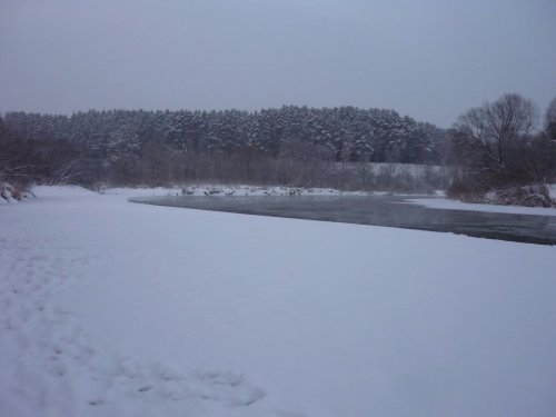 У реки.....