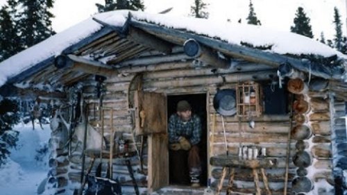Жизнь отшельников в заброшенном поселке.