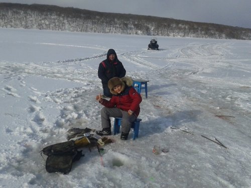 Дедушку и сына вывез на рыбалку