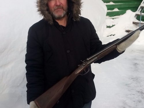 Бородатый дядька держит бельгийца в руках)))