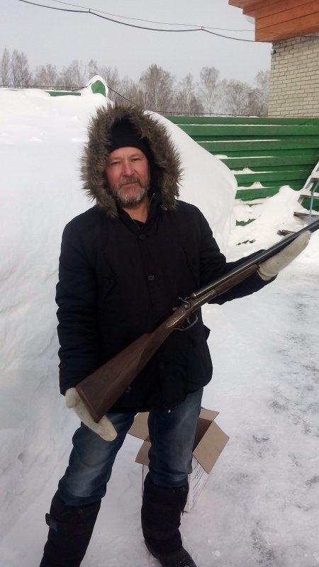 Бородатый дядька держит бельгийца в руках)))