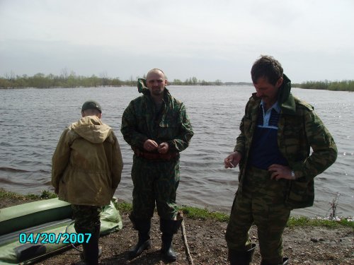 запрегли самого младшего надувать лодку))