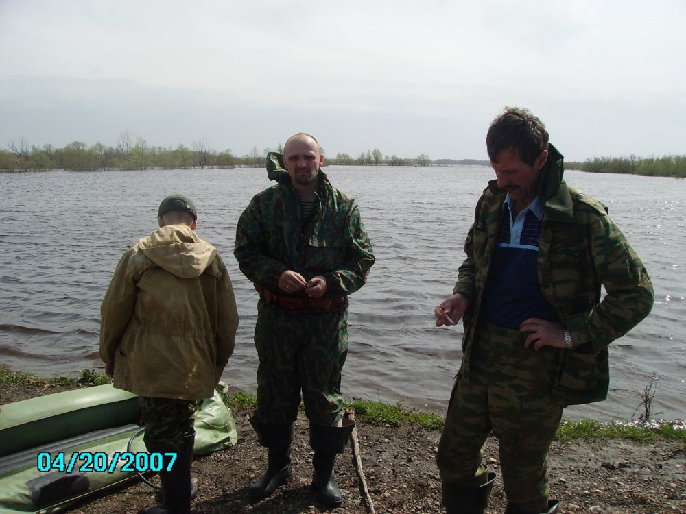 запрегли самого младшего надувать лодку))