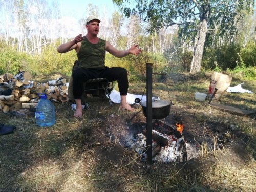 Пока готовиться шулюм обсуждаем утрянку (на фото Александр - ГОША)