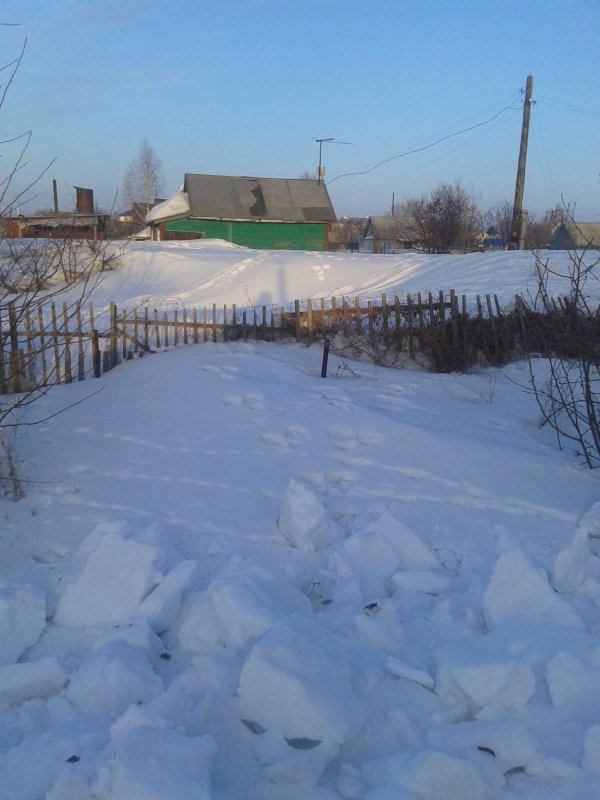 Съездил на дачу снег покидать.Эх раньше бы знать.