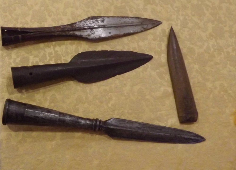 Две рогатины, боевое копье и их пращур - первобытное копье из рогагигантского  оленя.