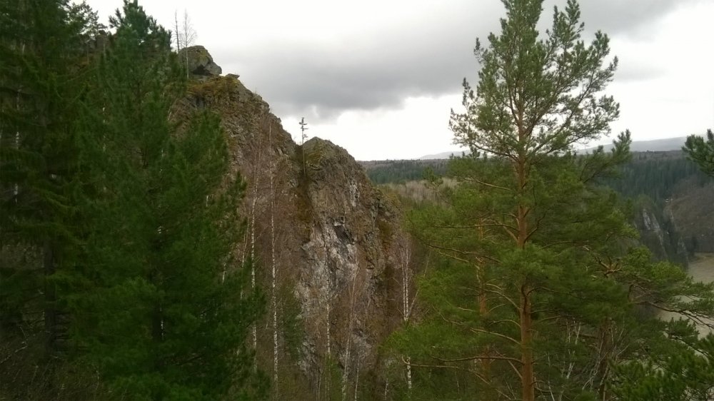 Скала у реки