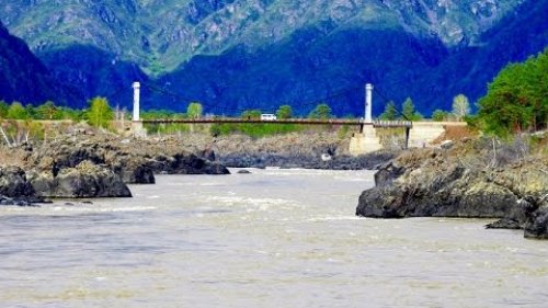 Горная река Катунь весной на Алтае в 4К.