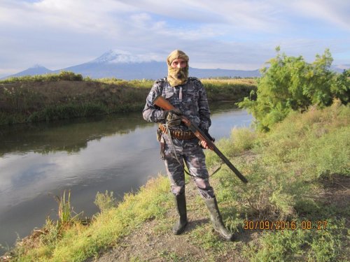 на охоте на красивом пейзаже АРАРАТСКОЙ ДОЛИНЕ