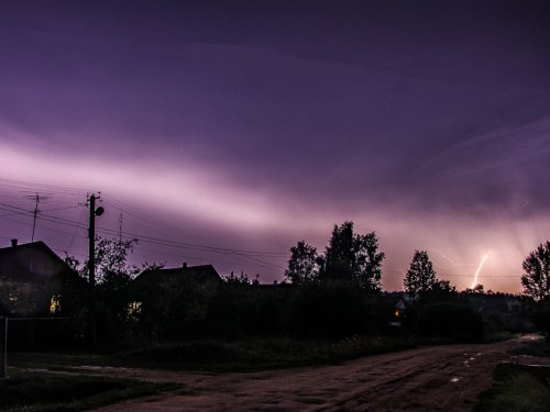 Накрыло грозой.