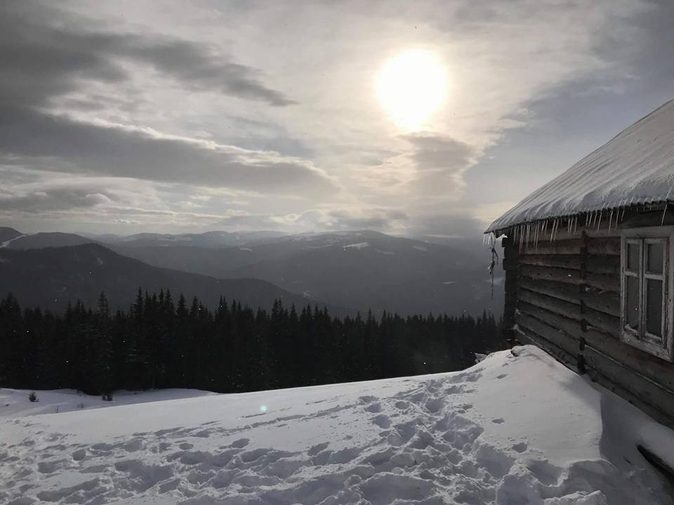 высоко в горах стоит изба