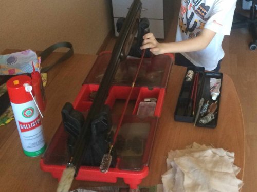 Пока Джеймс Бонд  ходит под стол...