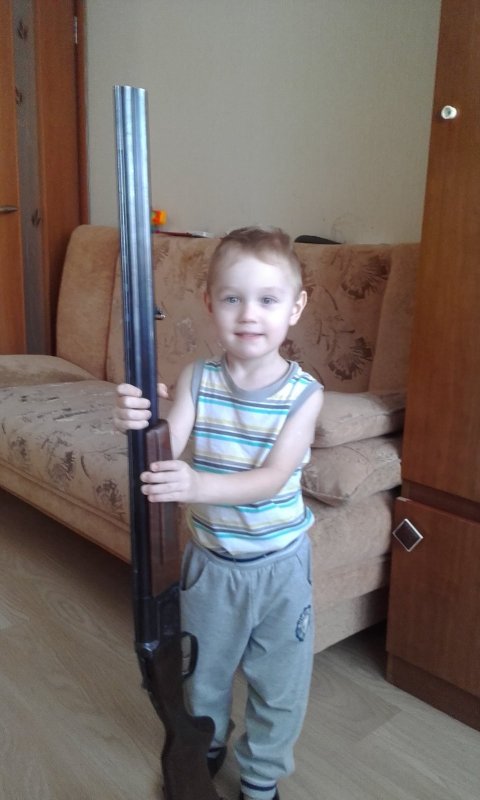 Нам нет еще трех лет но папино ружье держим крепко.