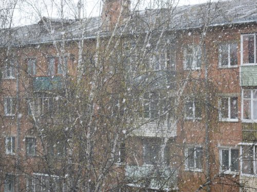 А за оком бушует месяц май...