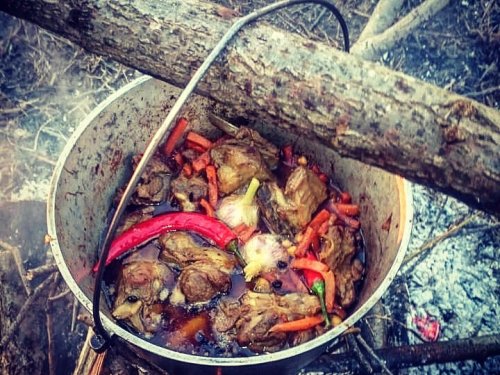 Плов из баранины и красного риса в процессе приготовления. Весна 2018.