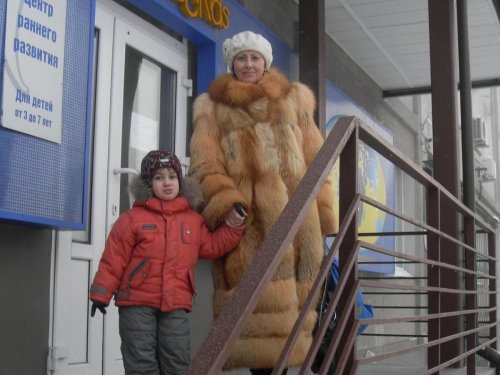 Жена(бабушка с внуком).