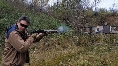 Страйкбольными шарами из ружья.