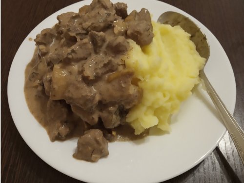 Кряк тушеный со сметаной и белыми грибами.