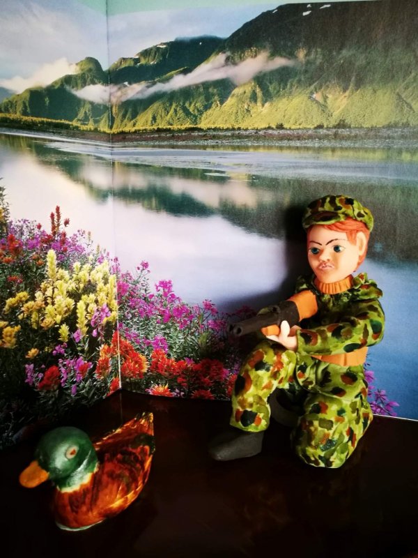 С юбилейного торта.