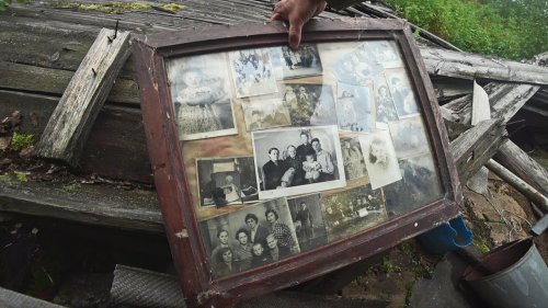 Это наша страна. Нежилая деревня Ступники. Много почти целых домов. По две печи в доме.