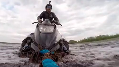 Снегоходы плавают по воде. На снегоходе по воде