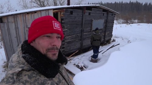 МЕДВЕДЬ ЗАЛЕЗ СКВОЗЬ ДВЕРЬ В ИЗБУШКУ РЫБАКОВ.