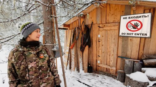 Охотничий домик в лесу. Идём с ночёвкой. Еда на костре в лесу. Добрые походы.