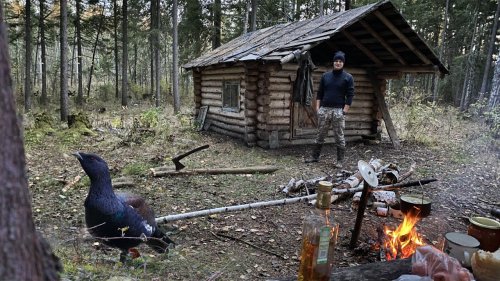 50 км. вверх по таёжной речке. Гость у лесной избушки. Осенняя рыбалка.