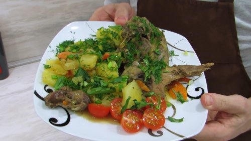 Тетерев тушёный с овощами