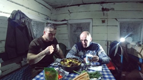 Ночь в тайге. Большая изба греет нас. Готовим вкусную еду на печи!