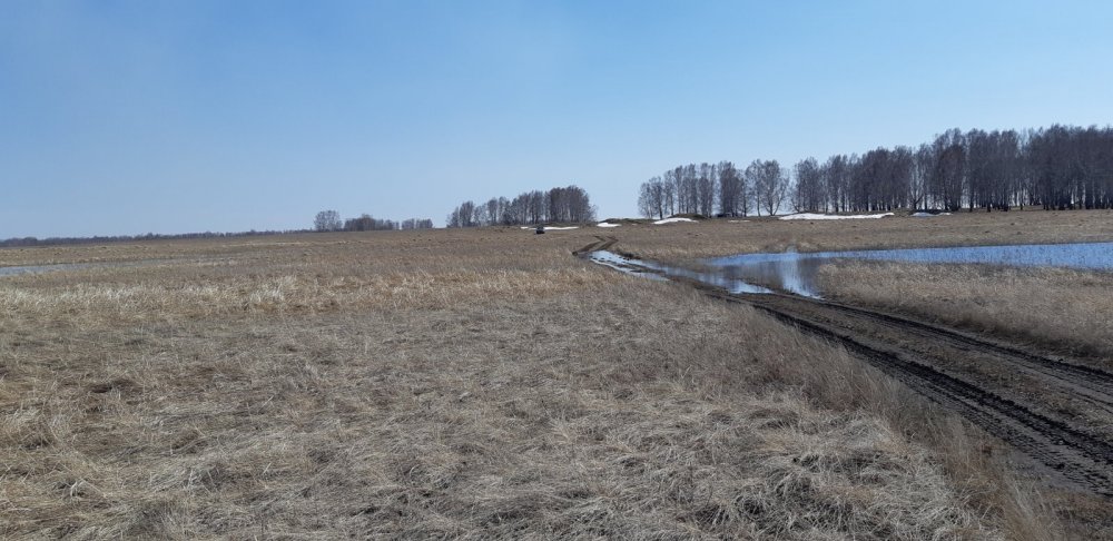 Весна наполнила дороги водой.